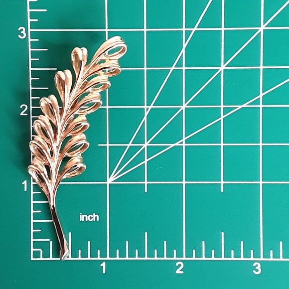 Vintage Taiwan Leaf Brooch Gold Tone Open Work Pattern - Picture 7 of 7